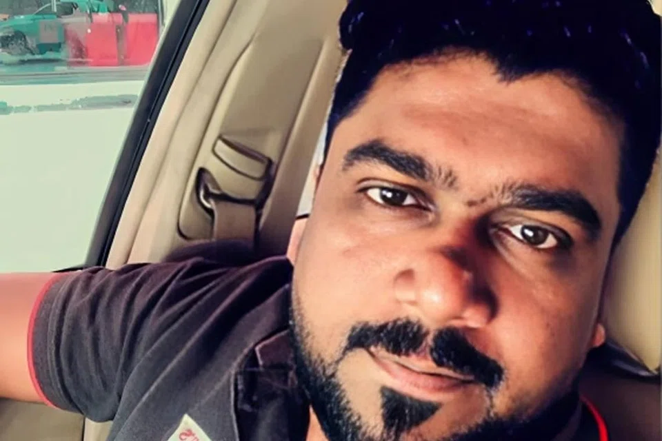 பத்தாண்டுகளாகப் பரிசுச்சீட்டு வாங்கிவந்த நிலையில் முதன்முறையாகப் பரிசு வென்றுள்ள ஆஷிக் பதின்ஹரத்.