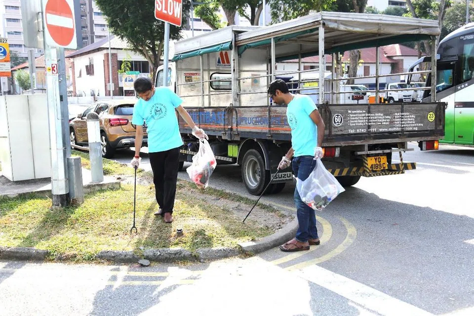தேக்காவின் வெவ்வேறு பகுதிகளில் தொண்டூழியர்கள் துப்புரவுப் பணியை மேற்கொண்டனர்.
