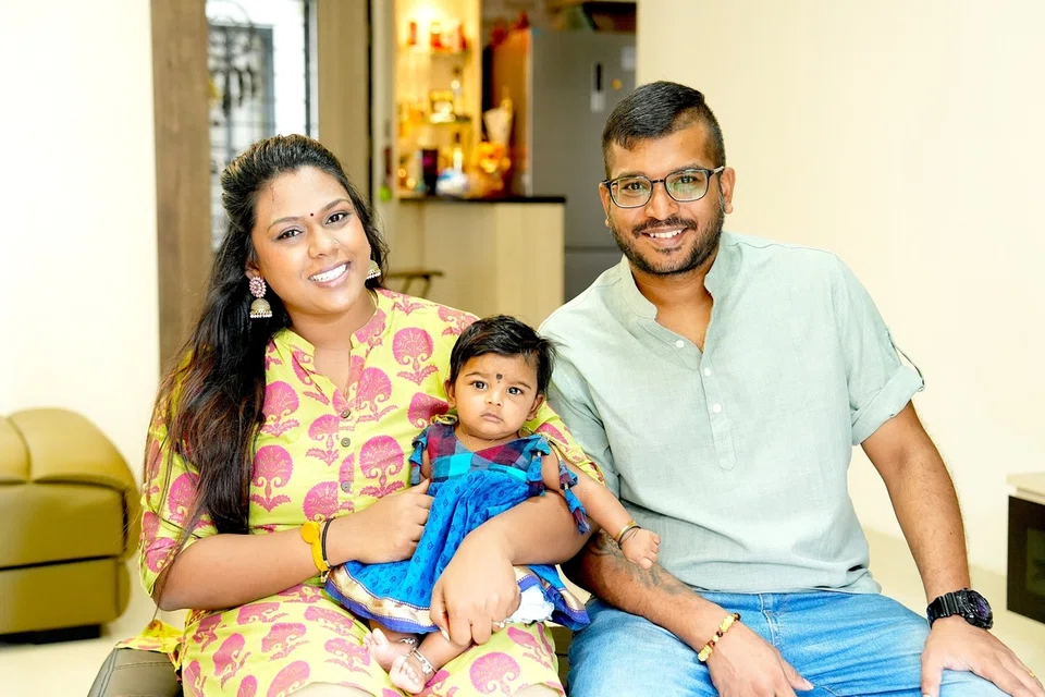 குழந்தை காஷினியுடன் பெற்றோர் பிரேம தர்ஷினியும் பிரகாஷும் முதன்முதலாகத் தீபாவளியைக் கொண்டாடுகின்றனர். 