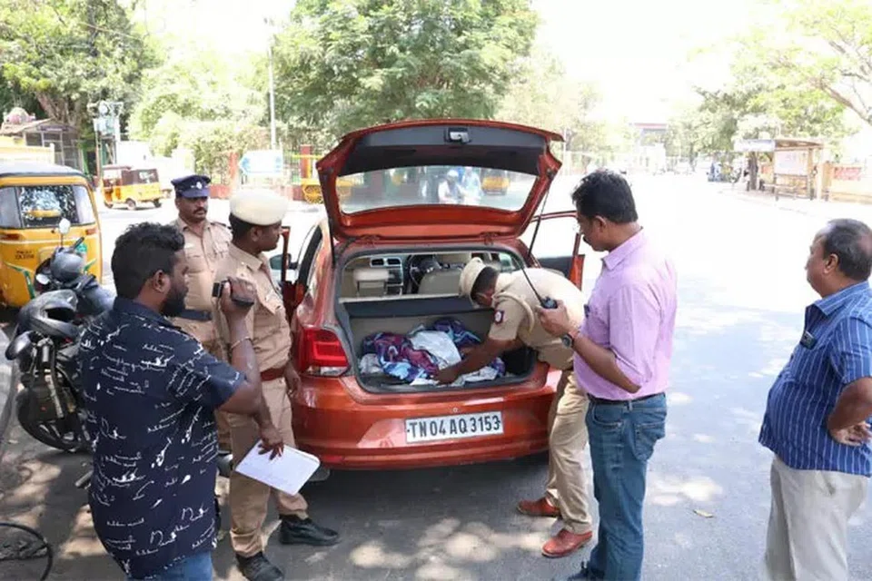 சென்னை உள்ளிட்ட நகரங்களில் காவல்துறை விடிய விடிய வாகனச் சோதனையில் ஈடுபட்டது.