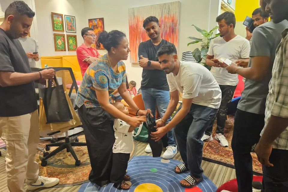 தீச்சம்பவத்தைப் பற்றிச் செய்தித்தாளில் படித்த சந்தியா, தம் இரண்டு வயது மகனுடன் வந்திருந்தார். தாம் தயாரித்த பலகாரங்களை மகன் கையால் ஊழியர்களுக்கு வழங்கினார்.