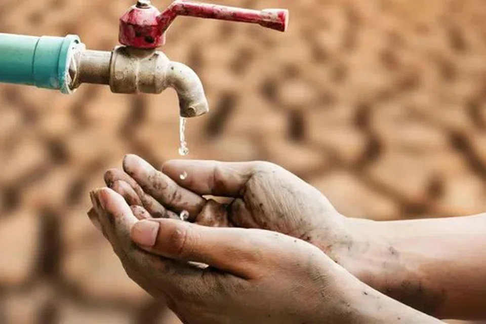 வெயில் காரணமாக நீர்வளம் குன்றியுள்ளதால் ஹமீர்பூர் மாவட்டத்தின் பல பகுதிகளில் கடுமையான தண்ணீர்ப் பஞ்சம் நிலவுகிறது. 