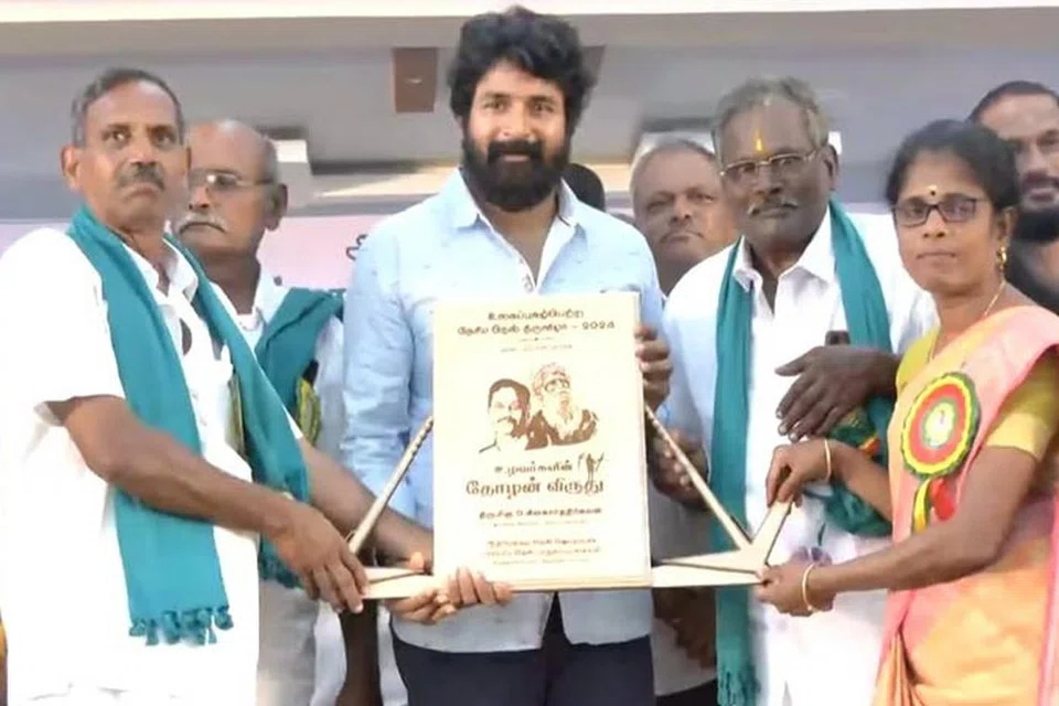 விருது மேடையில் விவசாய சங்க நிர்வாகிகளுடன் சிவகார்த்திகேயன்.