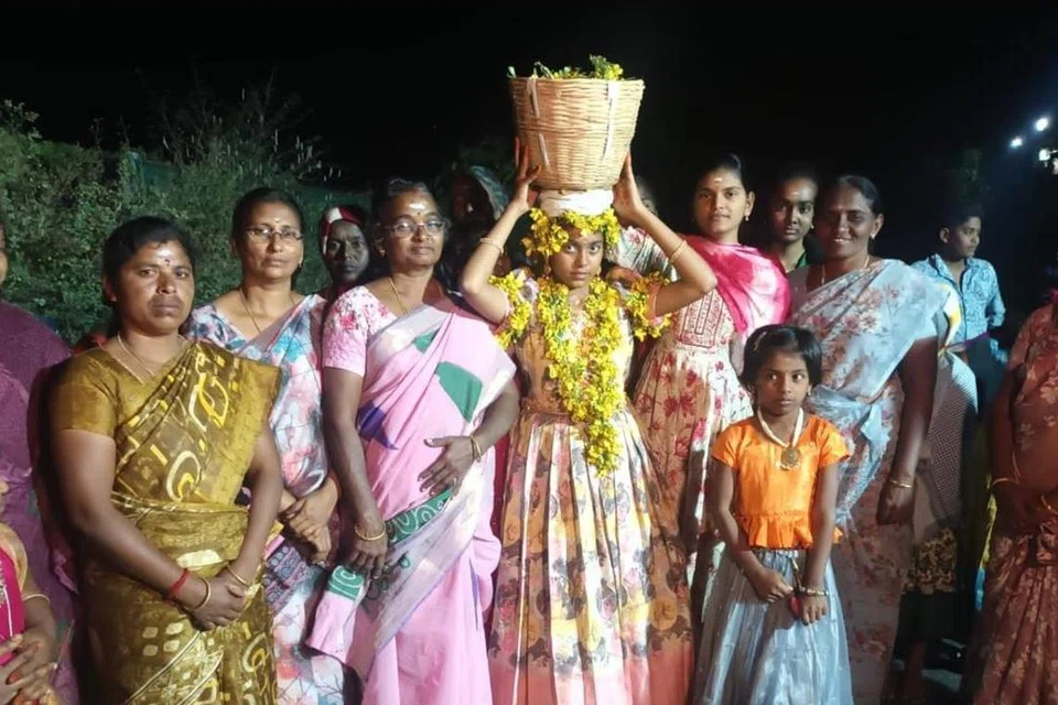 திண்டுக்கல் மாவட்டம், கோட்டூர் சிற்றூரில் திங்கட்கிழமை நடந்த பௌர்ணமித் திருவிழா.