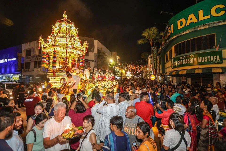 தைப்பூசத் திருவிழாவை முன்னிட்டு மலேசியாவின் பினாங்கு மாநிலத்தில் தங்க, வெள்ளி ரத ஊர்வலம் களைகட்டியது. 