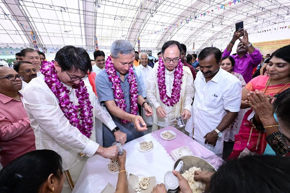 முறுக்குப் பிழியும் வெளியுறவு அமைச்சர் டாக்டர் விவியன் பாலகிருஷ்ணன் (நடுவில்), ஹாலந்து - புக்கிட் தீமா குழுத்தொகுதி நாடாளுமன்ற உறுப்பினர் திரு எட்வர்ட் சியா (இடம்), புக்கிட் பாஞ்சாங் நாடாளுமன்ற உறுப்பினர் திரு லியாங் எங் ஹுவா (வலம்).