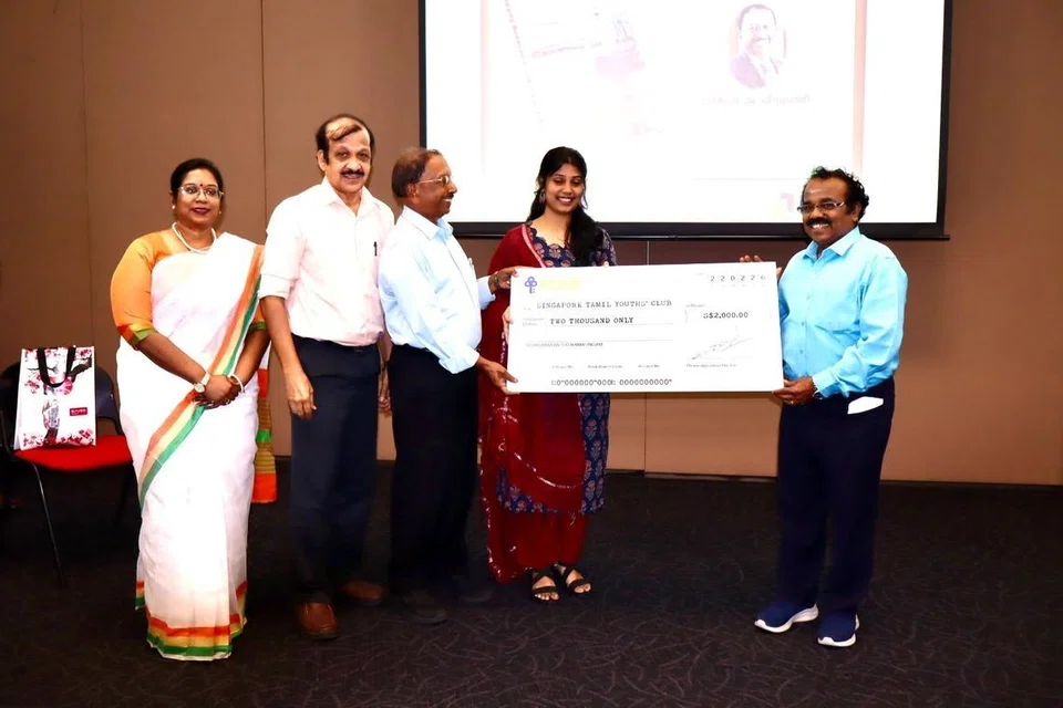 நிகழ்ச்சி மேடையில் சிங்கப்பூர்த் தமிழ் இளையர் மன்றத்திற்கு $2,000 நன்கொடை காசோலையாக வழங்கப்பட்டது.