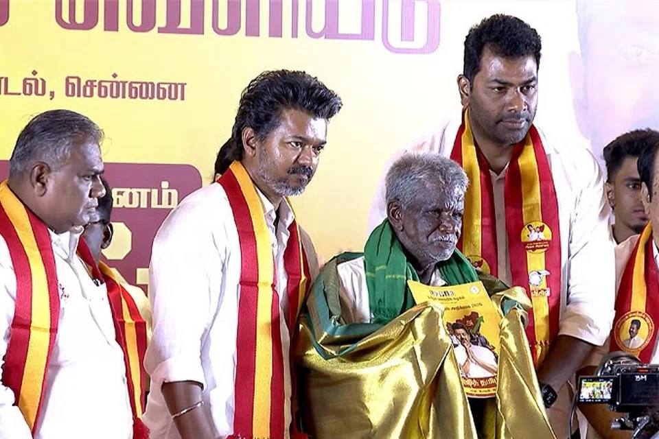 தவெக தேர்தல் அறிக்கை மலரை விவசாயி நாராயணன் வெளியிட, ஆசிரியை, ஆட்டோ ஓட்டுநர், துப்புரவுப் பணியாளர், நெசவாளர், மீனவர், மூன்றாம் பாலினத்தவர் பெற்றுக்கொண்டனர்.