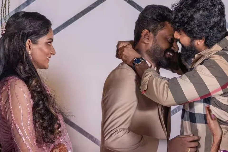 இயக்குநருக்கு தங்கச் சங்கிலி அணிவிக்கிறார் சிவகார்த்திகேயன்.