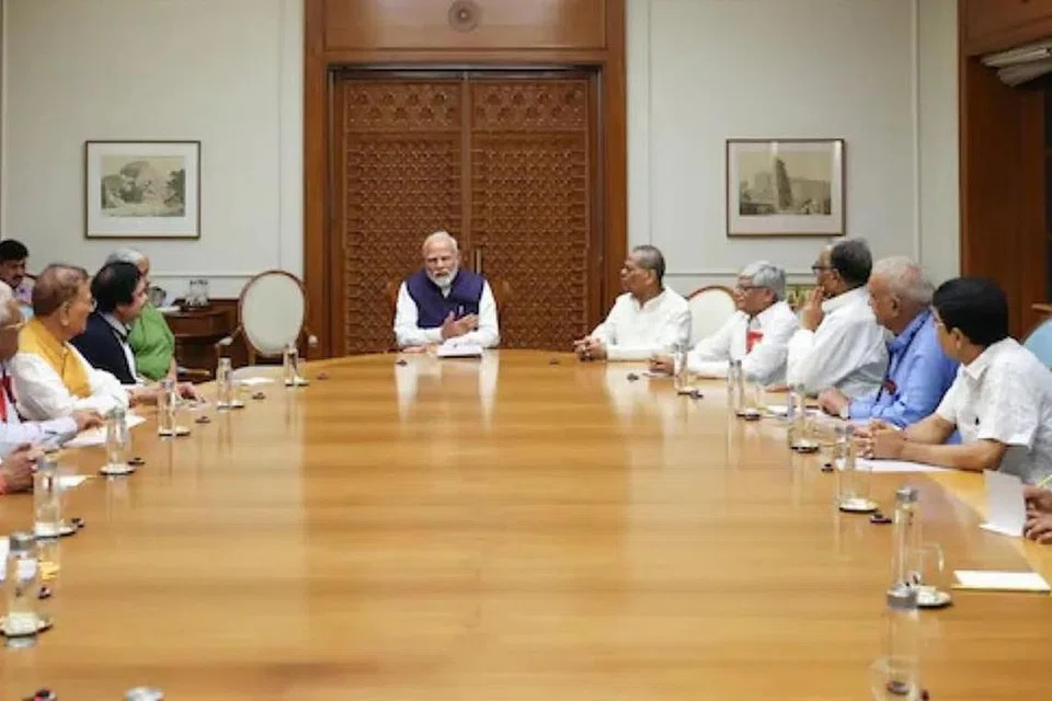 மத்திய அமைச்சரவையில் புதிதாகப் பதவியேற்றுள்ள அமைச்சர்களைச் சந்தித்துப் பேசினார் இந்தியப் பிரதமர் மோடி.