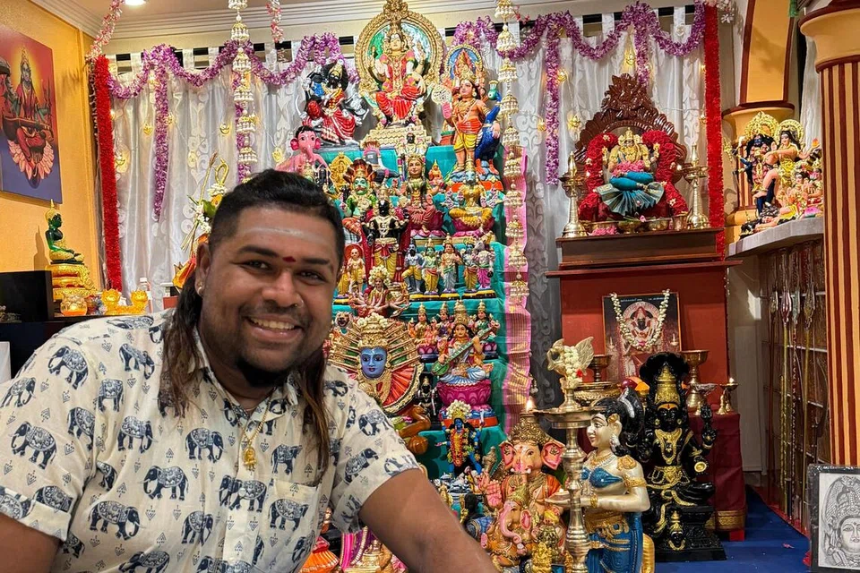 கொலு வைக்க நவீன் பன்னீர்செல்வத்திற்கு அவரின் பெற்றோரும் உறுதுணையாக இருக்கின்றனர்.