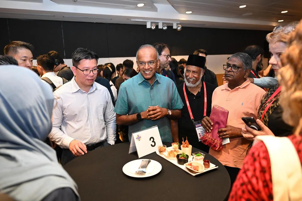 நிகழ்ச்சிக்கு வந்திருந்த விருந்தினர்களுடன் உள்துறை, சட்ட அமைச்சர் கா. சண்முகம் (நடுவில்).