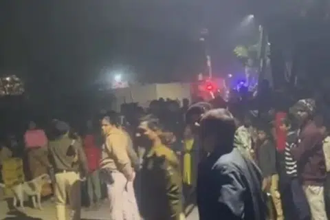 சம்பவ இடத்தில் காவல்துறையினர் குவிக்கப்பட்டுள்ளனர்.