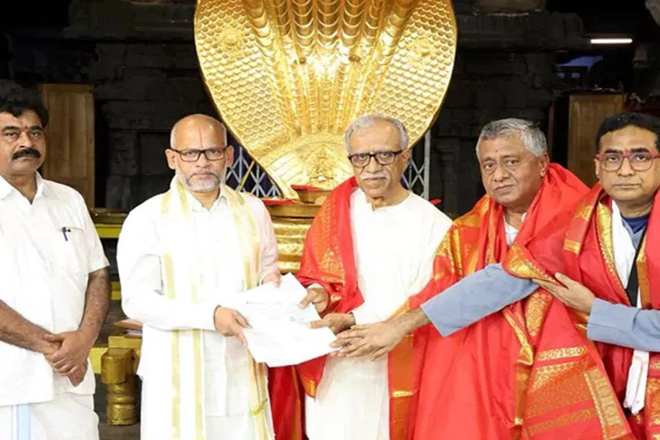 மறைந்த  ஒய்​.​வி.எஸ்​.எஸ். பாஸ்​கர் ராவின் உறவினர்​கள் திரு​மலைக்கு வந்​து தேவஸ்​தான கூடு​தல் நிர்​வாக அதிகாரியான வெங்​கைய்ய சவுத்​ரி​யிடம் வீட்டுப் பத்திரம், வங்கிக் கணக்குப் புத்தகங்களை ஒப்​படைத்​தனர்.