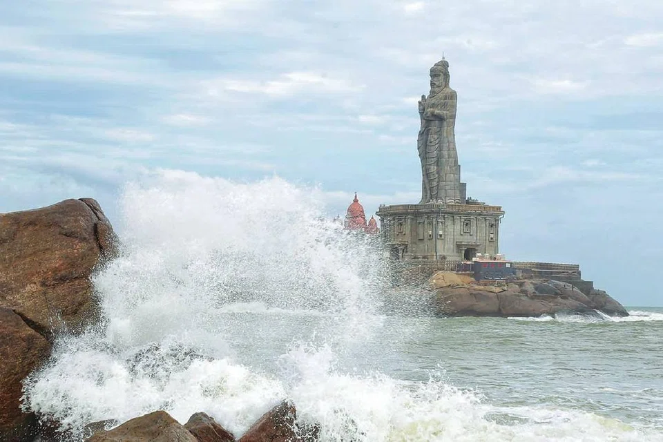 கன்னியாகுமரி கடற்கரையில் 15 அடி உயரத்துக்கு ராட்சத அலைகள் வீசியதால் படகுப் போக்குவரத்து ரத்து செய்யப்பட்டுள்ளது. 