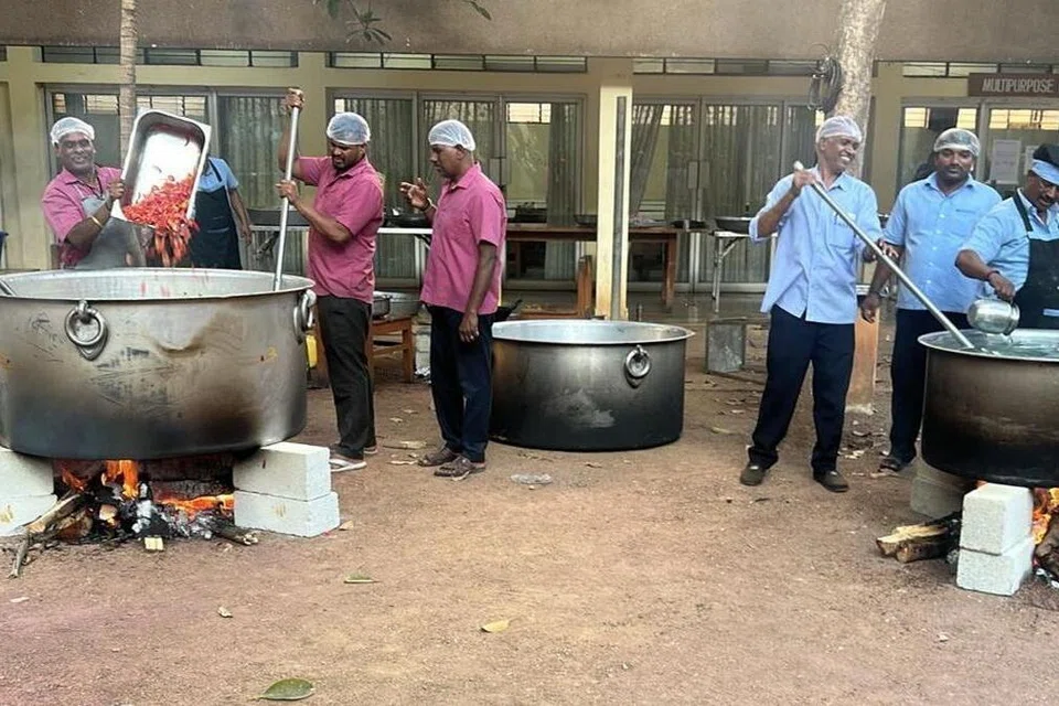 விறகு அடுப்பில் சமைக்கும் ஹோட்டல் ஊழியர்கள்.