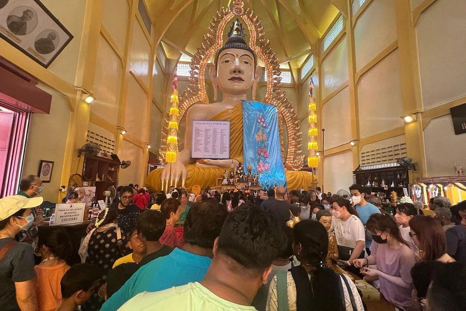 ரேஸ்கோர்ஸ் சாலை, சாக்கியமுனி புத்தகயா ஆலயத்தில் விசாக தினம் வெகுசிறப்பாகக் கொண்டாடப்பட்டது. படம்: அனுஷா செல்வமணி