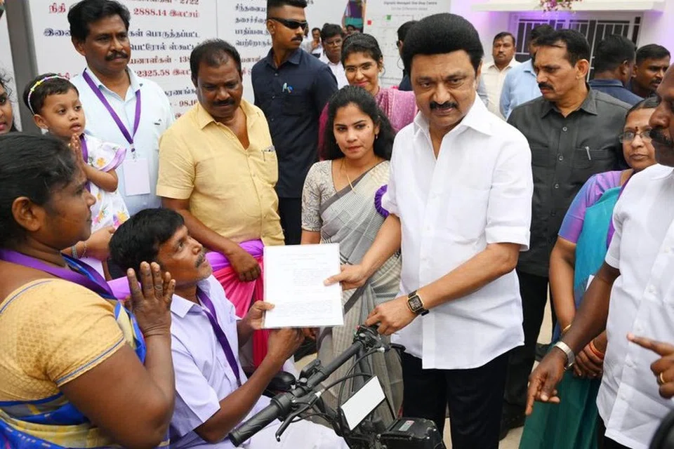 விழுதுகள் ஒருங்கிணைந்த சேவை மையத்தை திங்கட்கிழமை (நவம்பர் 25) முதலமைச்சர் ஸ்டாலின், அங்கு நடைபெற்ற நிகழ்ச்சியில் பல்வேறு உதவிகளை வழங்கியதுடன், இம்மைய வளாகத்தில் மாற்றுத்திறனாளி ஒருவருக்கு ஆவின் பாலகம் நடத்துவதற்கான ஆணையினை வழங்கினார்.