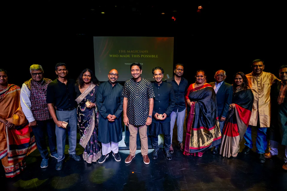 ‘நாடகமிக்’ விழாவின் தொடக்க நிகழ்ச்சியில்  கலாசார, சமூக, இளையர்துறை, மனிதவள துணை அமைச்சர் தினேஷ் வாசு தாஸ், விழாவில் இணையும் அமைப்புகளுக்கு நினைவுப் பொருள்களை வழங்கினார்.