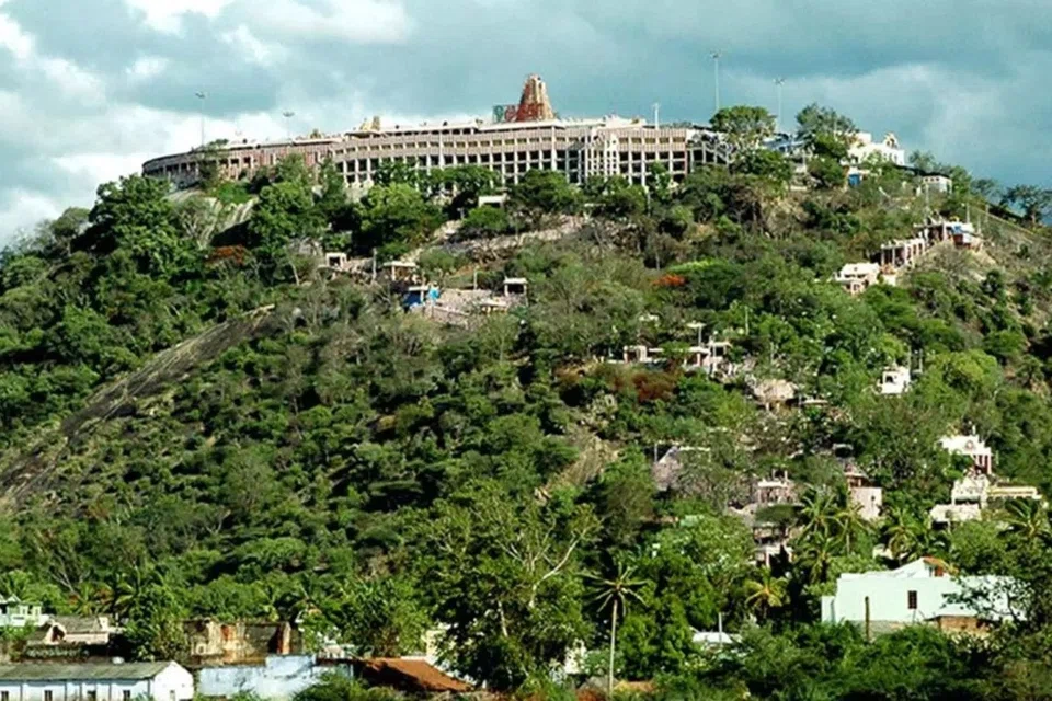 சபரிமலை ஐயப்பன் கோவிலுக்கு வரும் தமிழக பக்தர்களின் வசதிக்காக, அங்கு 5 ஏக்கர் நிலம் கேட்டுள்ளதாகவும், அதற்கு ஈடாக பழனியில் கேரளாவுக்கு 5 ஏக்கர் நிலம் ஒதுக்க தமிழக அரசு தயாராக இருப்பதாகவும் இந்து சமய அறநிலையத் துறை அமைச்சர் சேகர்பாபு தெரிவித்துள்ளார்.