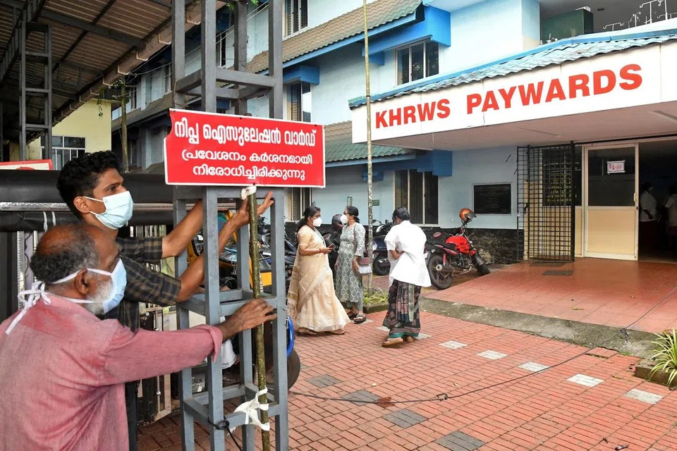 கேரள மாநிலத்தின் பாலக்காடு மருத்துவமனையில், நிபா கிருமித் தொற்றால் பாதிக்கப்பட்டவர்களுக்கென தனிமைப்படுத்தப்பட்ட வார்டுக்கான பெயர்ப்பலகையை பொருத்தும் மருத்துவமனை ஊழியர்கள்.
