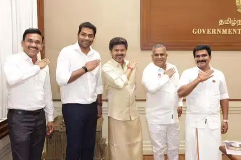 நிர்வாகிகளுடன் இணைந்து விஜய் தனது தனித்துவமான பாணியில் உடல் மொழியை வெளிப்படுத்தி, வெற்றியை மகிழ்ச்சியுடன் கொண்டாடினார்.