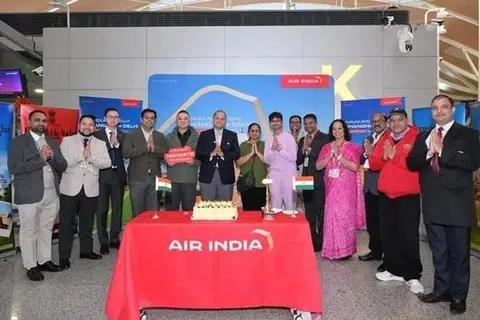 ஷாங்காய், டெல்லி இடையேயான ஏர் இந்தியா விமானச் சேவையை தொடங்கி வைத்த சீனாவுக்கான இந்திய துணைத் தூதர் ஜெனரல் பிரதிக் மாத்தூர்.