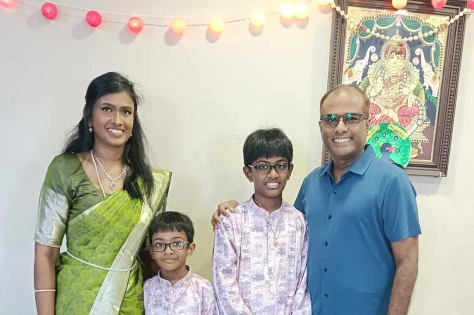தமது கணவர், மகன்களுடன் சரஸ்வதி தேவி. 