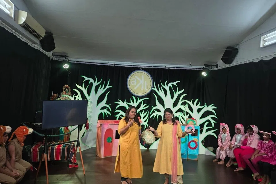 மாணவர்களின் கலைப்படைப்புகள், அதன் பின்னணித் தயாரிப்புகளை விளக்கிய திருவாட்டி ராணி கண்ணா (இடது), தலைமைப் பயிற்றுவிப்பாளர் கலா.