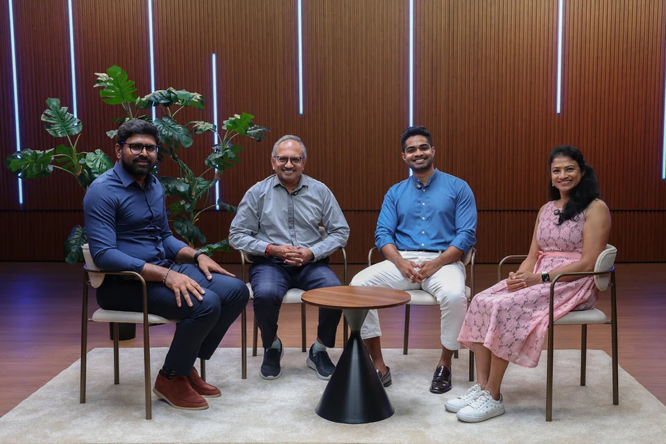 கலந்துரையாடலில் இடம்பெற்றோர் (இடமிருந்து): சுற்றுப்புற, நீடித்த நிலைத்தன்மைத் துறை வல்லுநர் கவிக்குமார் முருகநாதன், தமிழ் முரசின் மூத்த நிர்வாக உதவி ஆசிரியர் சபா.முத்து நடராஜன், குடும்பநல மருத்துவ நிபுணர் டாக்டர் ஹரே‌‌ஷ் சிங்கராஜு, யோகாசனப் பயிற்றுவிப்பாளர் பிரியா சுவாமிநாதன்.