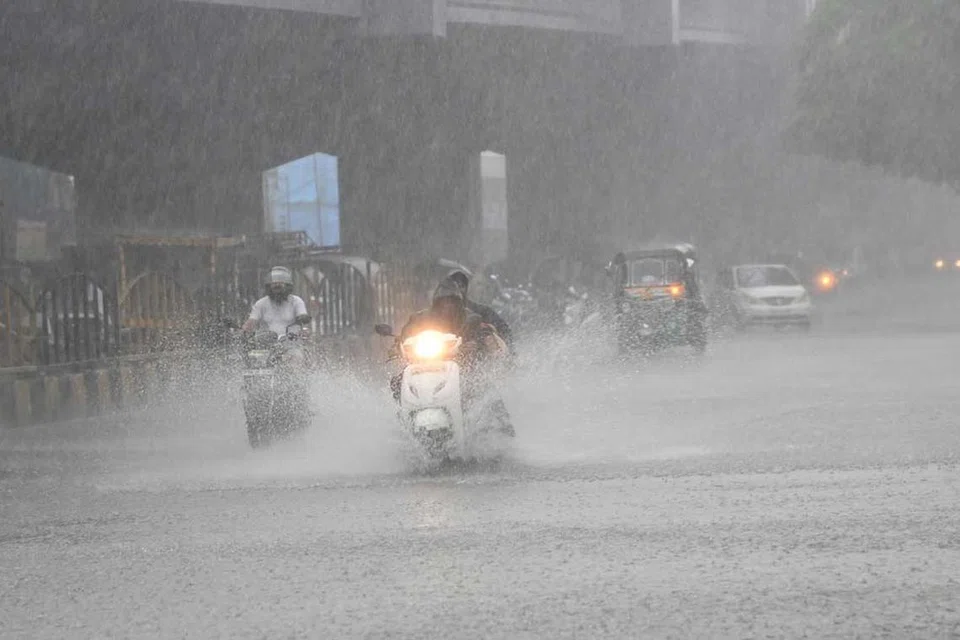 கர்நாடகாவில் பல்வேறு பகுதிகளில் நீடித்து வரும் கனமழையால் பள்ளிகள் மூடப்பட்டன.