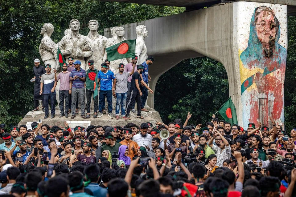 பங்ளாதே‌ஷைப் புரட்டிப்போட்ட ஆர்ப்பாட்டங்களில் 1,000க்கும் அதிகமானோர் கொல்லப்பட்டதாகத் தெரிவிக்கப்பட்டது.