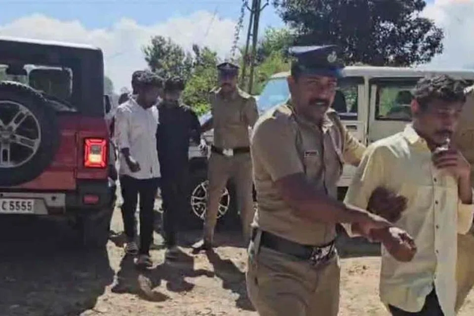 நீதிமன்றத்திற்கு அழைத்துச் செல்லப்படும் குற்றவாளிகள்.