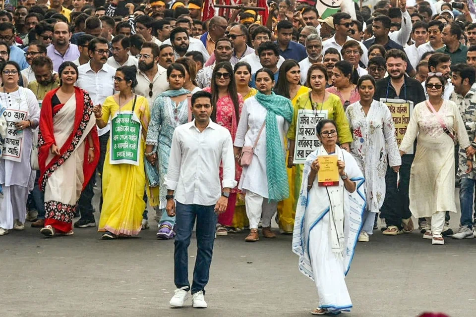 தேர்தல் வாக்காளர் பட்டியல் சிறப்புத் தீவிர திருத்தப் பணியை நிறுத்தக்கோரி மேற்கு வங்க முதல்வர் மம்தா பானர்ஜி தலைமையில் 25.11.2025ஆம் தேதி பேரணி நடைபெற்றது.