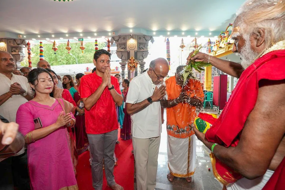 குடமுழுக்கு விழாவில் சிறப்பு விருந்தினர்களாகப் பங்கேற்ற அமைச்சர் கா. சண்முகம், துணை அமைச்சர் தினேஷ் வாசு தாஸ் உள்ளிட்டோர்மீது புனித நீரைத் தெளிக்கும் சிவாச்சாரியார்.