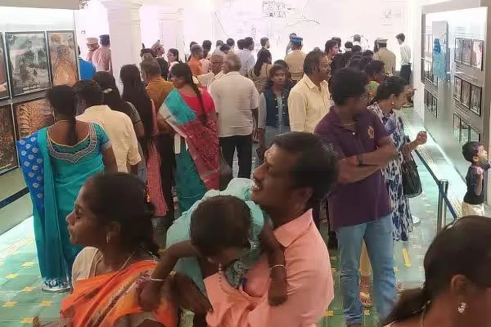 அருங்காட்சியகத்தைப் பார்வையிடும் மக்கள்.