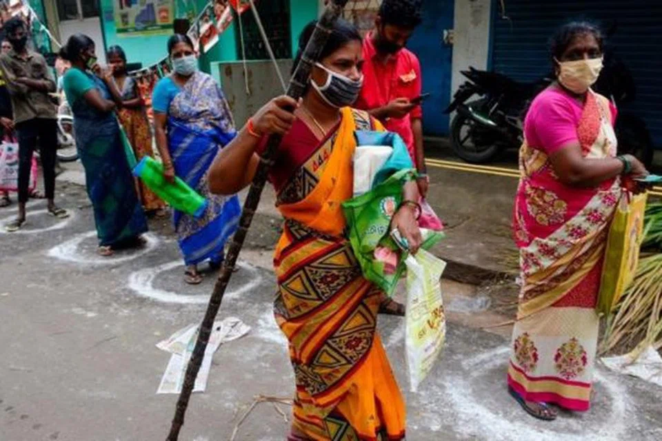 பொங்கல் பரிசுத்தொகுப்பைப் பெற்றுச் செல்லும் பொதுமக்கள்.