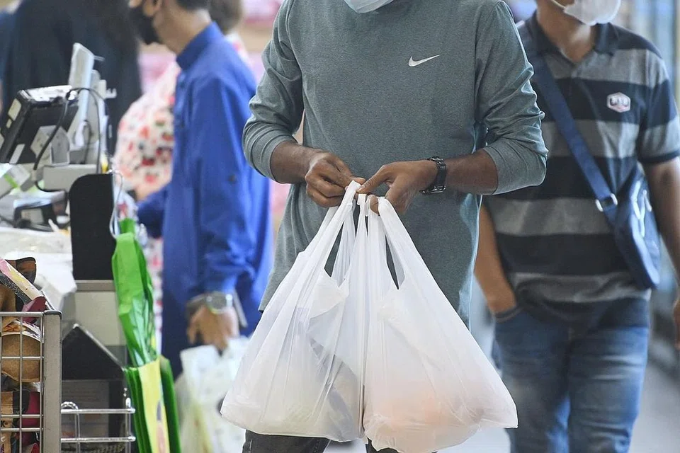 பெரிய பேரங்காடிகளில் நெகிழிப்பைக்கு வாடிக்கையாளர்கள் குறைந்தது ஐந்து காசு செலுத்த வேண்டியுள்ளது. இத்திட்டம் பலனளித்துள்ளதாக அமைச்சர் கிரேஸ் ஃபூ கூறியுள்ளார்.