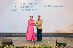 திருவாட்டி அனிதா ஃபாம் அவர்களுக்கு வாழ்நாள் சாதனையாளர் விருது வழங்கிய சமுதாய, குடும்ப மேம்பாட்டு அமைச்சர் மசகோஸ் ஸுல்கிஃப்லி.