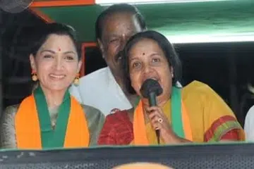 வானதியின் கையைப் பிடித்து பிரசார மேடைக்கு அழைத்துச் சென்றார் குஷ்பு.