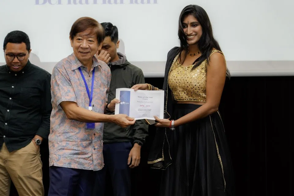 எஸ்பிஎச் மீடியா டிரஸ்ட்டின் தலைவர் கோ பூன் வானிடமிருந்து தமிழ் முரசின் செய்தியாளர் அனுஷா செல்வமணி சான்றிதழ் பெறுகிறார். 