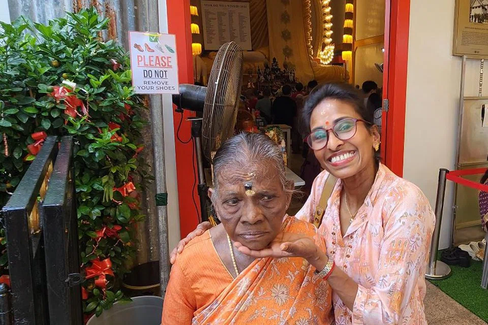 தாயார் முத்தம்மாளுடன் திருவாட்டி ஜெயம்.