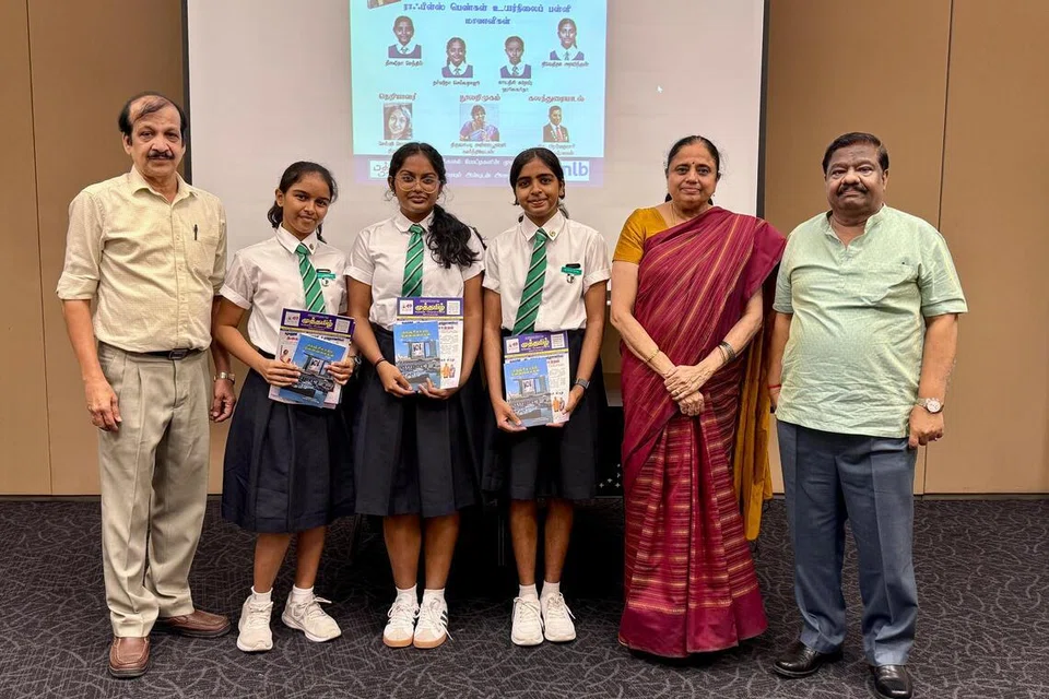 (இடமிருந்து) சிங்கப்பூர்த் தமிழ் எழுத்தாளர் கழகத் தலைவர் சு.முத்துமாணிக்கம், ராஃபிள்ஸ் பெண்கள் உயர்நிலைப் பள்ளி மாணவிகள், திருவாட்டி சித்ரா ரமேஷ், ஆசிரியர் கும்பலிங்கம் உத்தமன்.