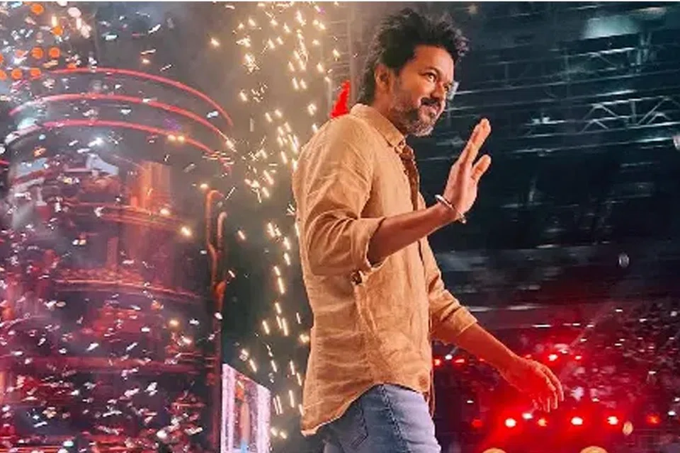 லியோ வெற்றிவிழாவில் மேடையில் தோன்றிய விஜய்.