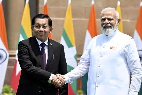 புதுடெல்லியில் இந்தியப் பிரதமர் நரேந்திர மோடியைச் சந்தித்துப் பேசினார் மியன்மார் அதிபர் மின் ஆங் ஹ்லைங்.