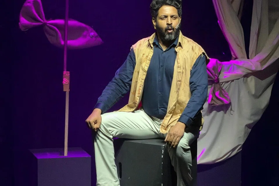 ‘ரெட்ஹில்’ கதையின் கதாபாத்திரம் பணியிடத்தில் இருக்கும் போட்டியைப் பற்றிப் பேசிய காட்சி.
