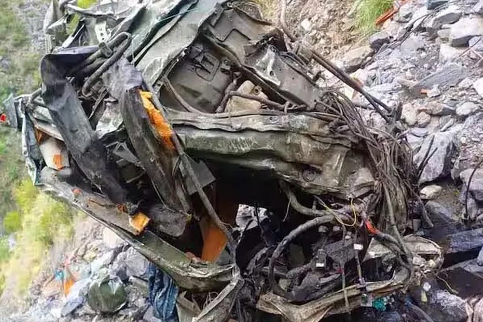 நொறுங்கிக் கிடக்கும் ராணுவ வாகனம்.