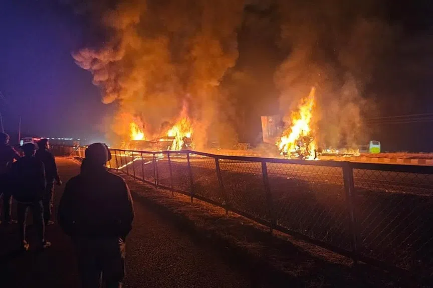 கர்நாடகாவில் கோர விபத்து: லாரி மோதியதில் பேருந்து தீப்பிடித்து 6 பேர் உடல் கருகி பலி - பிரதமர், முதல்வர் இரங்கல்