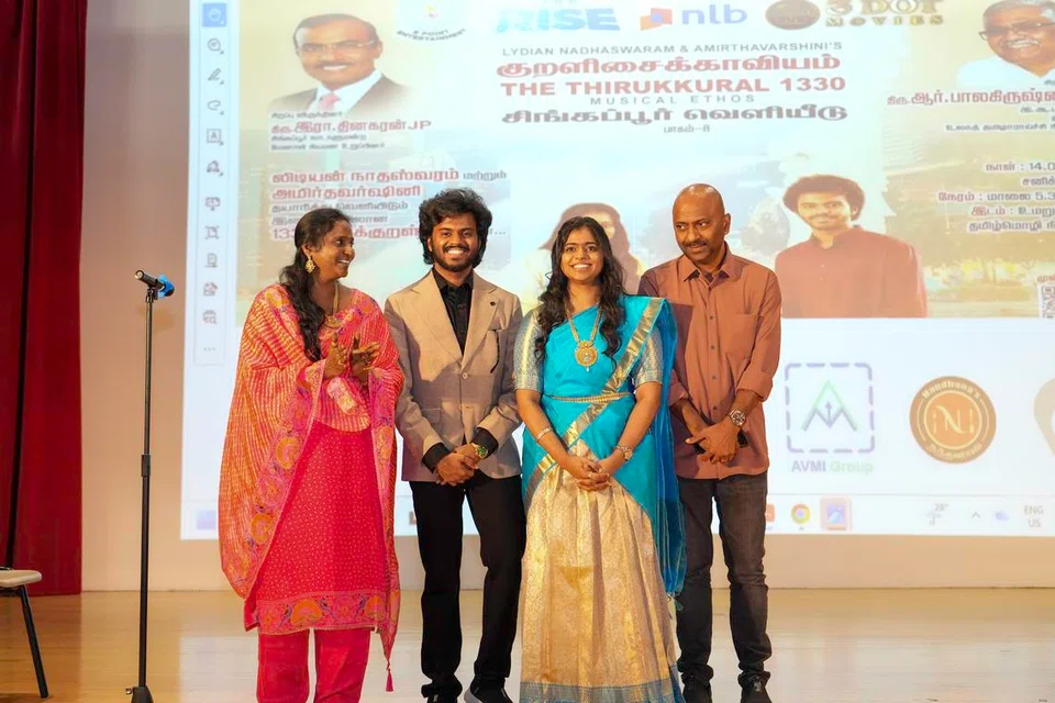 குறளிசைக்காவியம் -பாகம் 8ன் வெளியீட்டு விழாவில், பெற்றோர் வர்ஷன், ஜான்சி இருவருடன் உலகப் புகழ்பெற்ற இசைக்கலைஞர்கள் லிடியன் நாதஸ்வரம், அமிர்தவர்ஷினி.