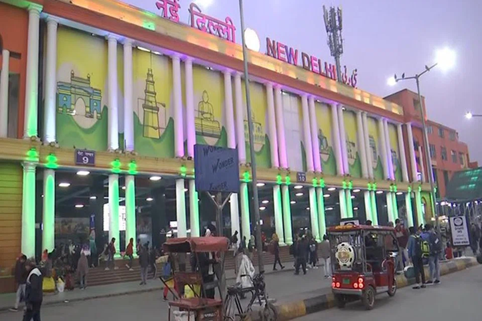 காலை நேரத்தில் டெல்லி ரயில் நிலையம் இதுபோல் காட்சி அளிக்கிறது.  